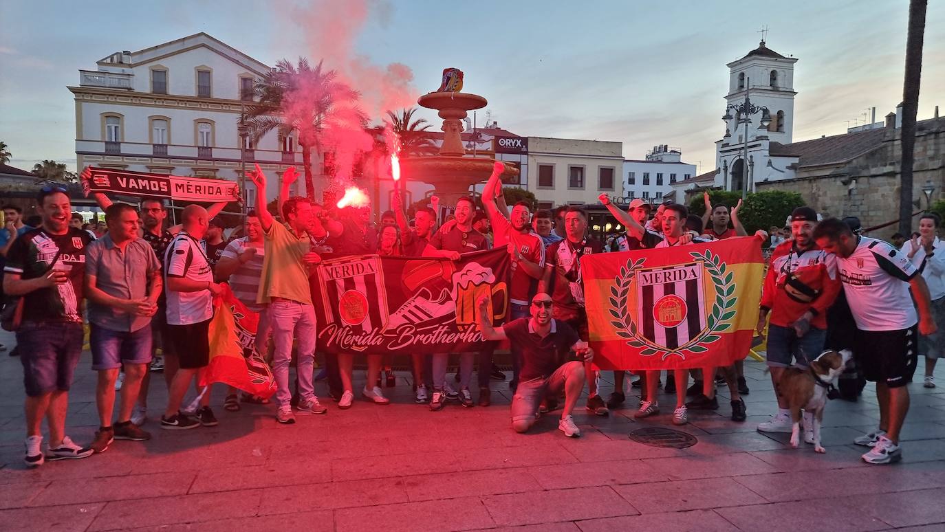 Fotos: Las mejores imágenes del partido y la celebración del ascenso a Primera RFEF del Mérida