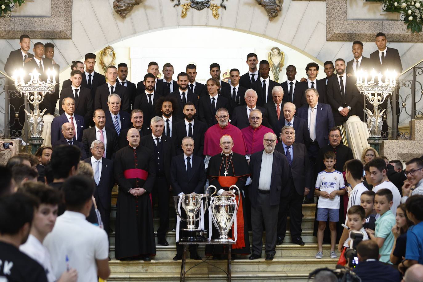 La ofrenda en la Catedral de la Almudena abrió el programa de las celebraciones por la decimocuarta Champions del Real Madrid. 