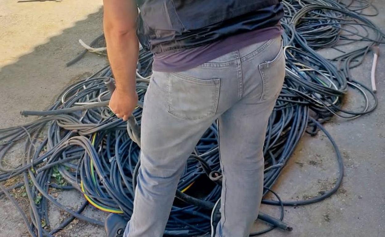 Cableado intervenido por la Guardia Civil. 