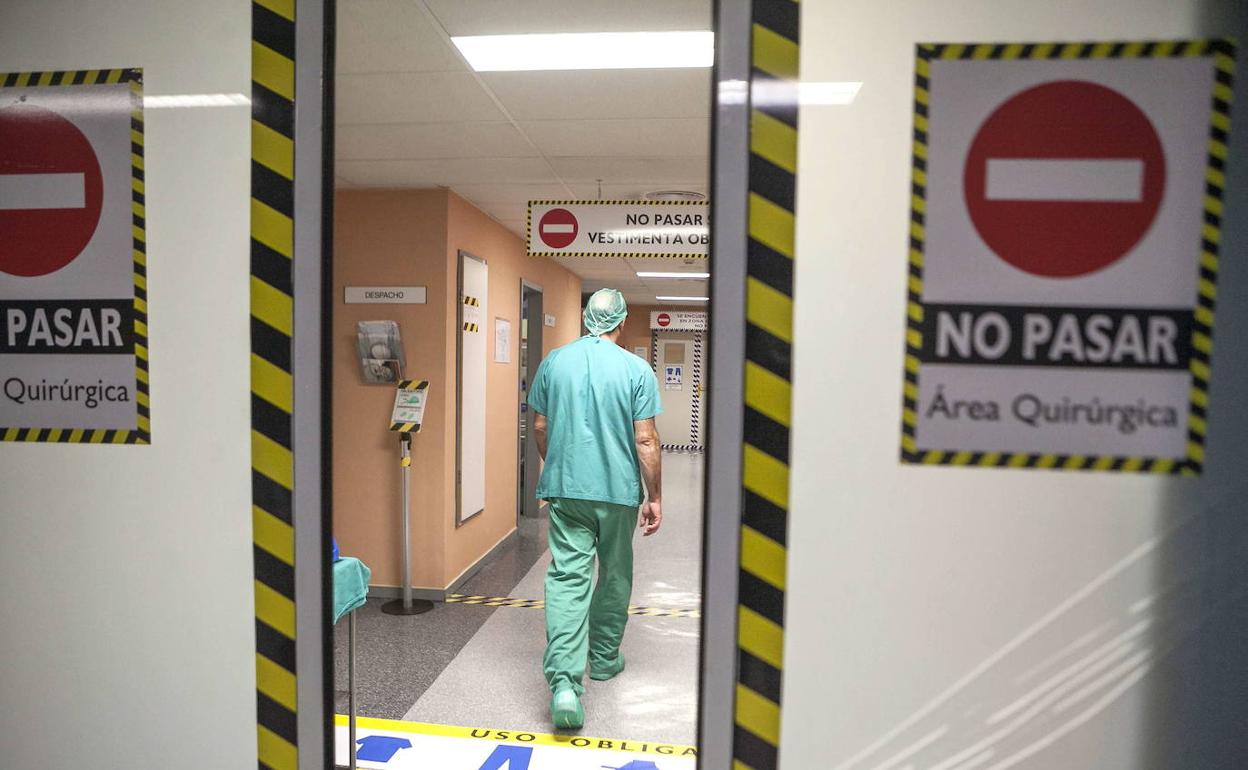 Imagen de archivo de la entrada a los quirófanos del hospital San Pedro de Alcántara. 