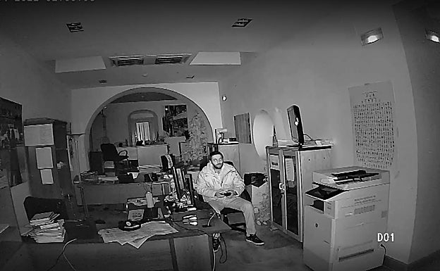 Uno de los reporteros durante el aguardo nocturno en uno de los despachos del parlamento extremeño. 