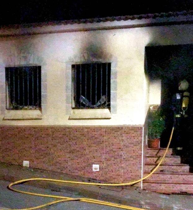 Aspecto de la vivienda en la que cinco personas quedaron anoche atrapadas por las llamas en la calle Río Víar de Monesterio.