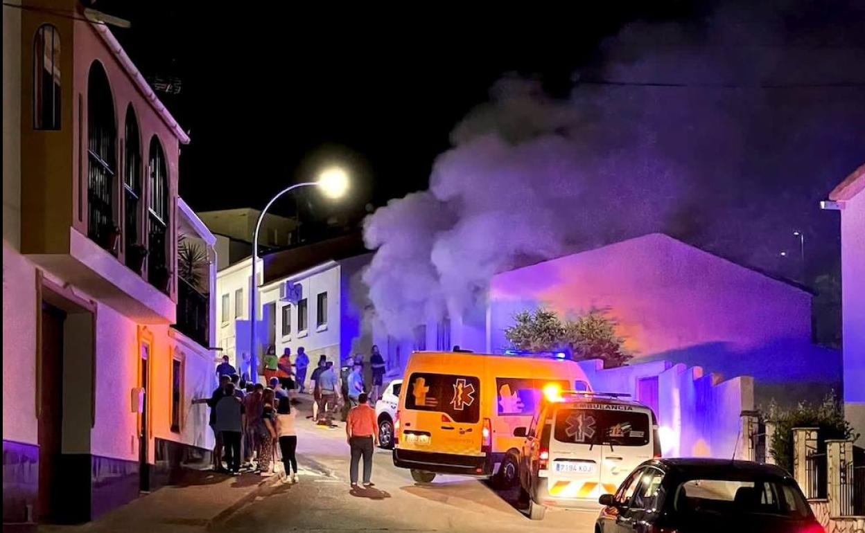 Aspecto de la vivienda en la que cinco personas quedaron anoche atrapadas por las llamas en la calle Río Víar de Monesterio. 