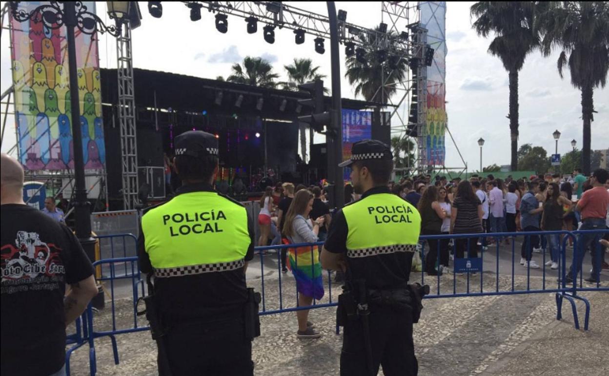 Agentes de la Policía Local patrullan en una edición anterior de Los Palomos. 