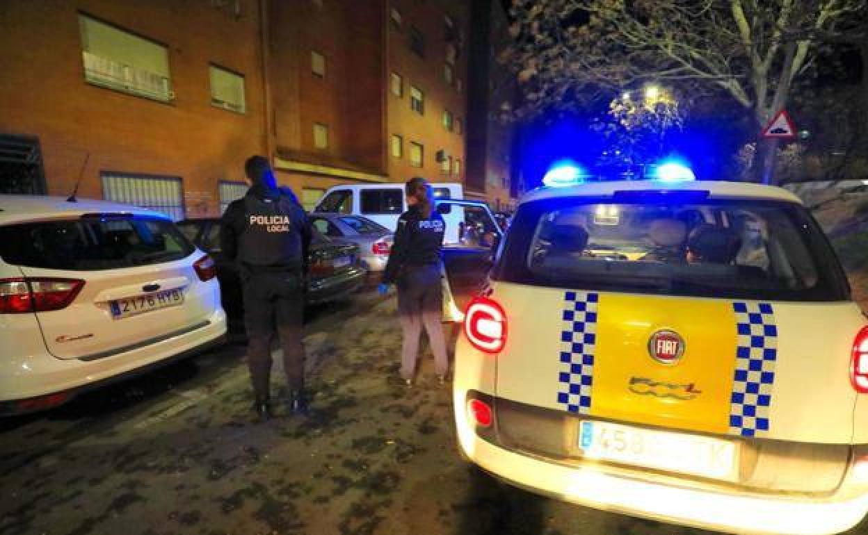 Vehículo policial durante una intervención en Cáceres. 