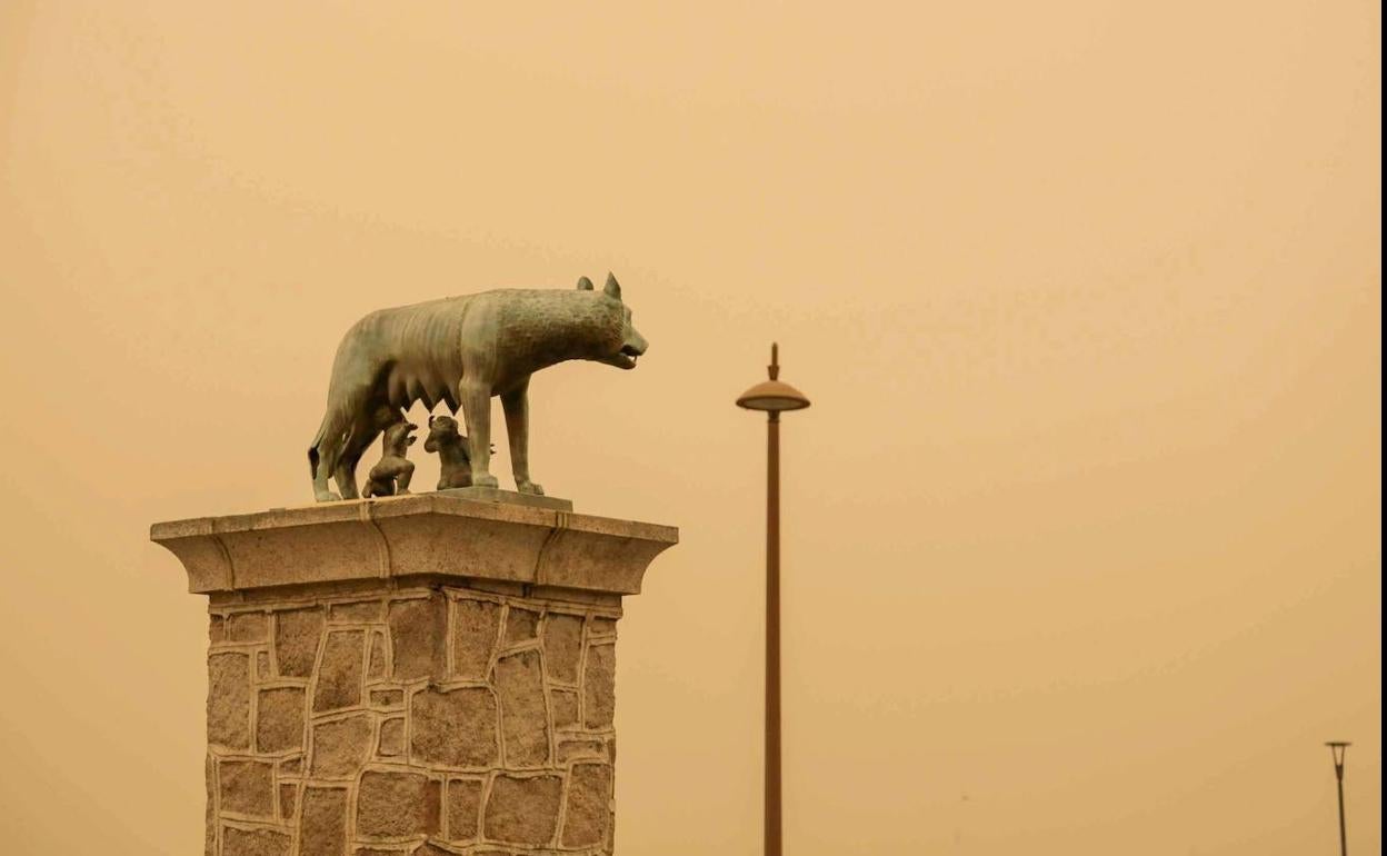 Cielo de Mérida, junto a la Loba Capitolina, cubierto por la calima el 16 de marzo pasado. 