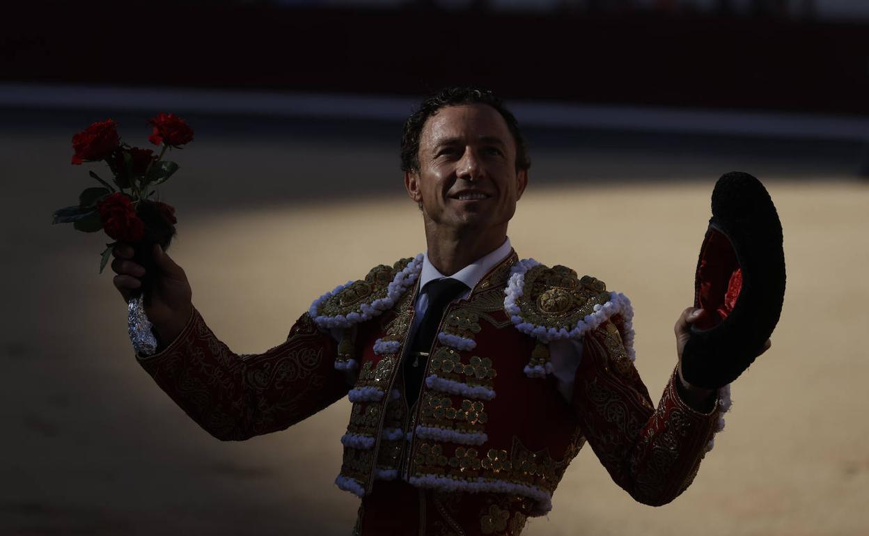 El diestro Rafaelillo saluda al ruedo durante la corrida de la Feria de San Isidro celebrada este sábado en la plaza de toros de Las Ventas, en Madrid. 
