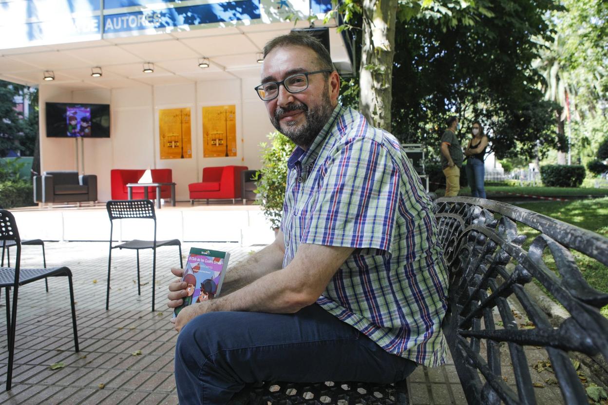 El escritor placentino Juan Ramón Santos. 