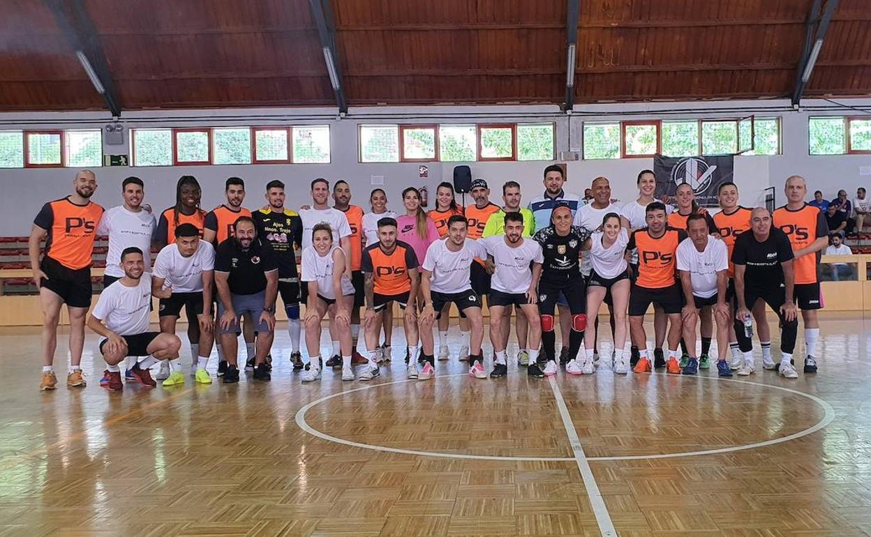 Los dos equipos de los amigos de Tati y Pacheco que participaron en la causa solidaria. 