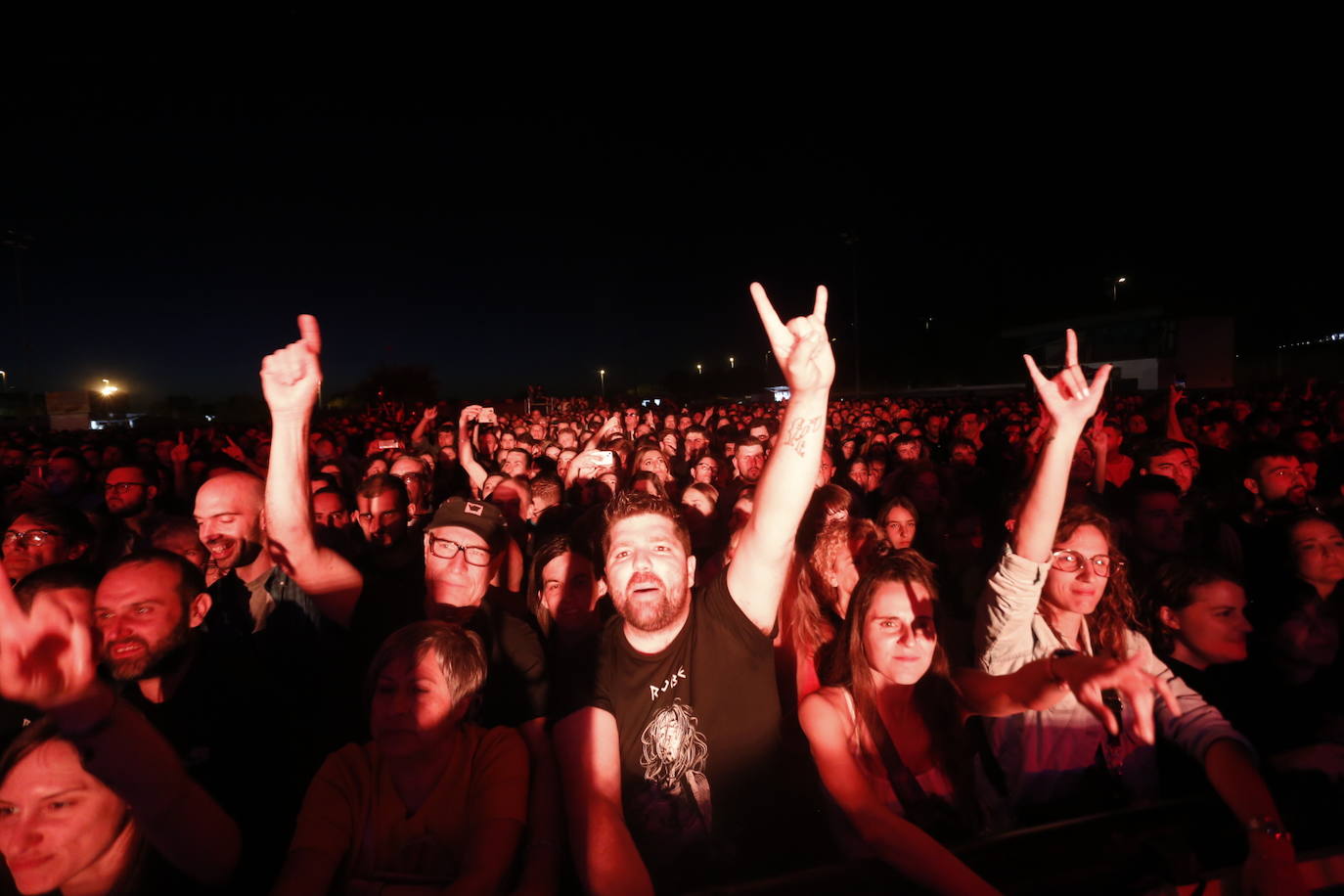 Miles de personas disfrutaron de la actuación del placentino y su banda. 