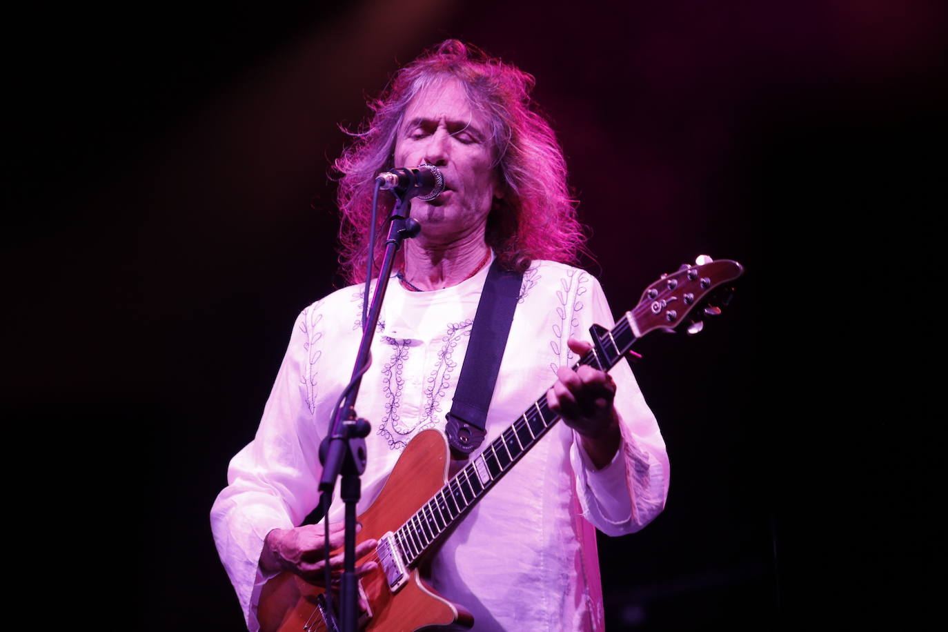 Miles de personas disfrutaron de la actuación del placentino y su banda. 