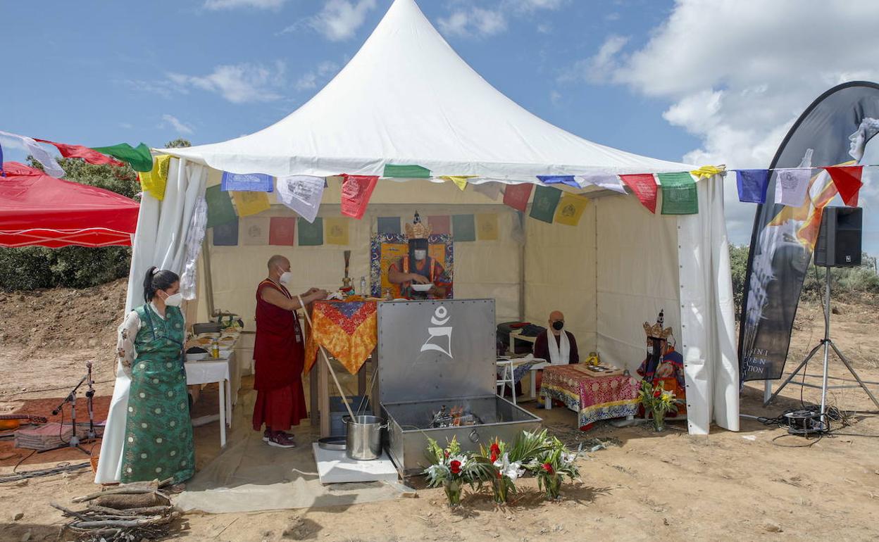 Una comitiva nepalí visitó en monte Arropez en abril de 2021, donde se escenificó un ritual de sacralización del paraje.