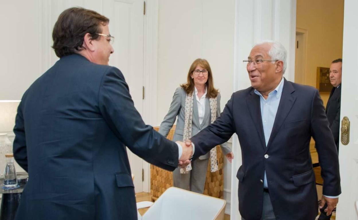 Guillermo Fernández Vara y Antònio Costa este lunes en Lisboa. 