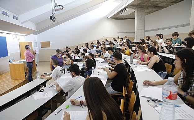 Alumnos delante del primer exámen, en Cáceres. 