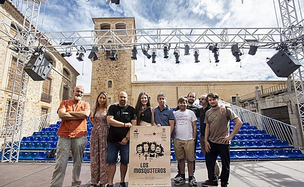 Elenco y parte del equipo técnico de 'Los tres mosqueteros'. 