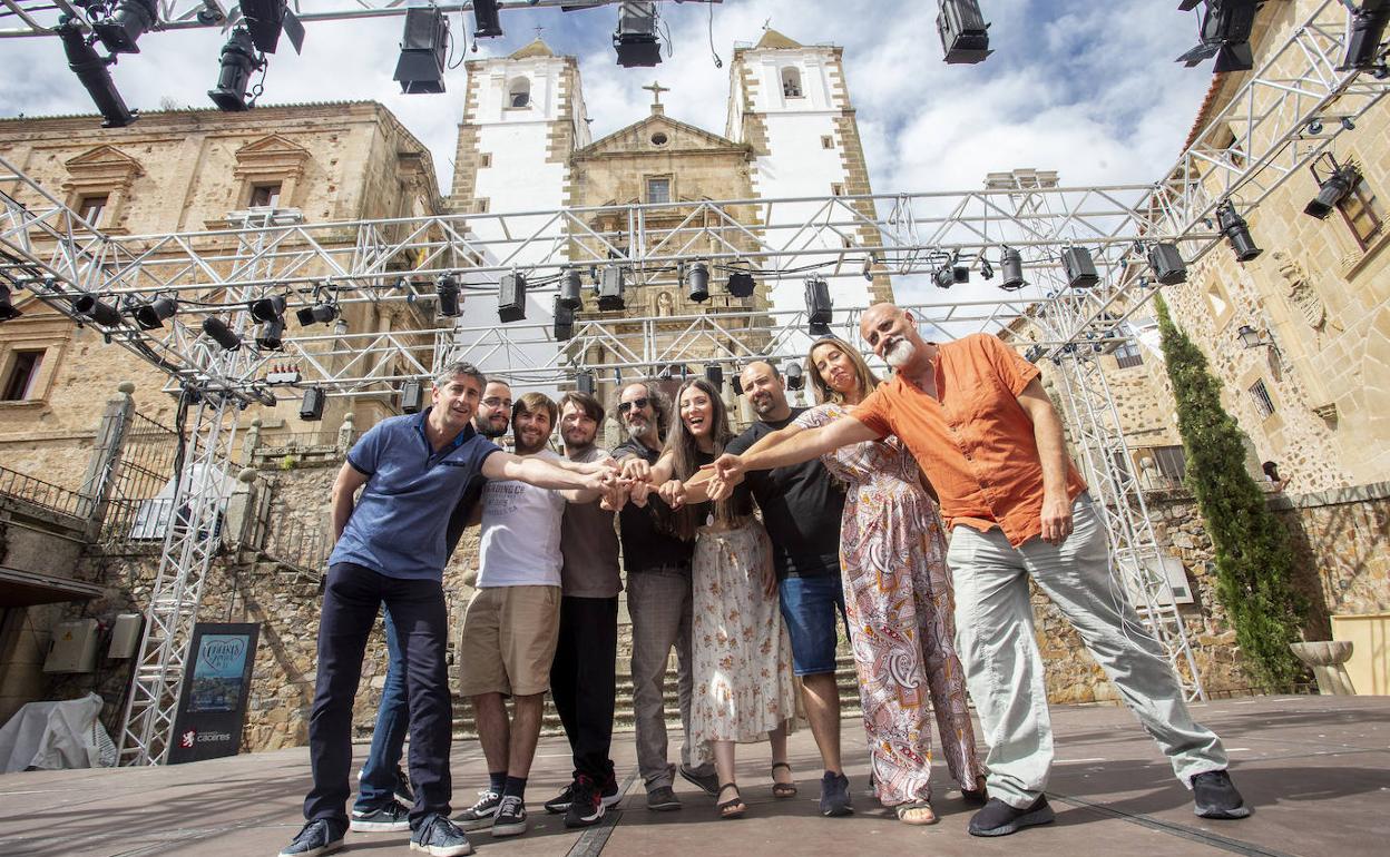 Elenco y parte del equipo técnico de la obra 'Los tres mosqueteros', que inaugura mañana el XXXIII Festival de Teatro Clásico.