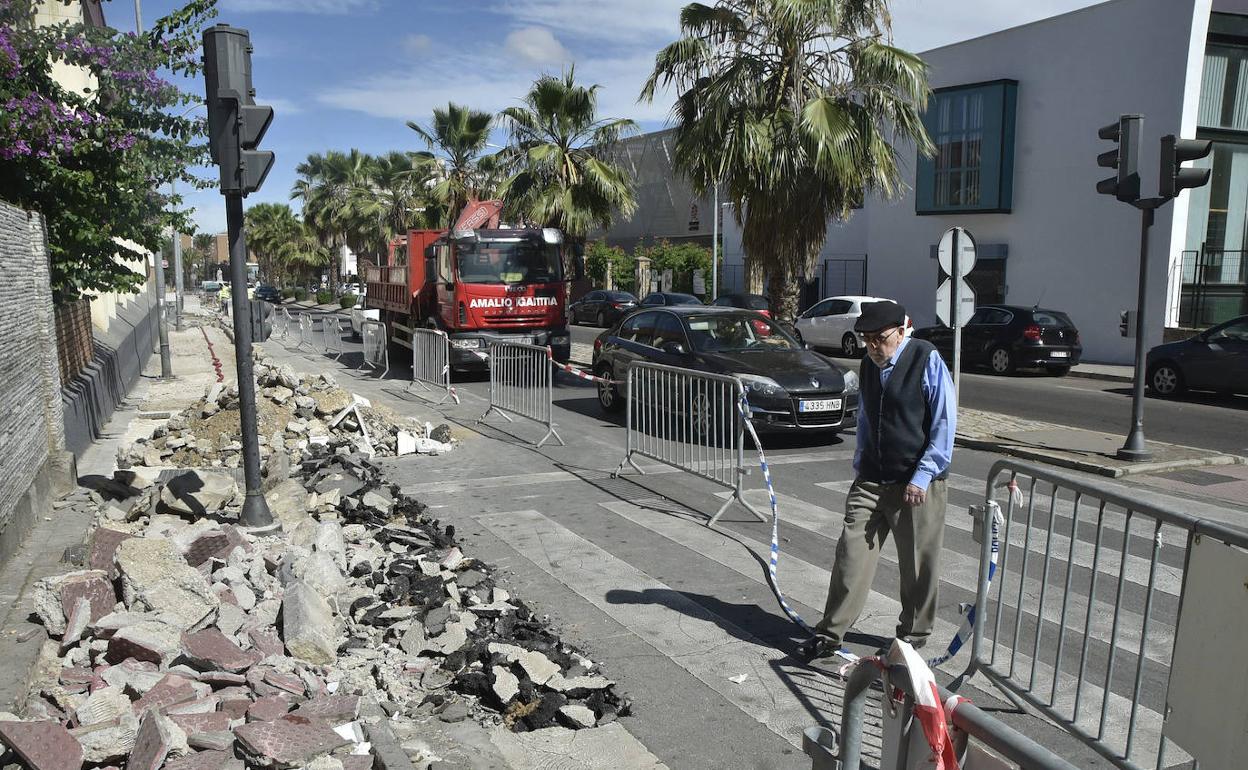 La acera tendrá una mayor anchura en el lateral del colegio para facilitar el paso.