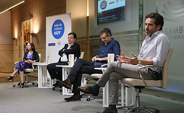 La periodista Lourdes Pérez, Guillermo Fernández Vara, Eduardo Madina y Borja Sémper. 