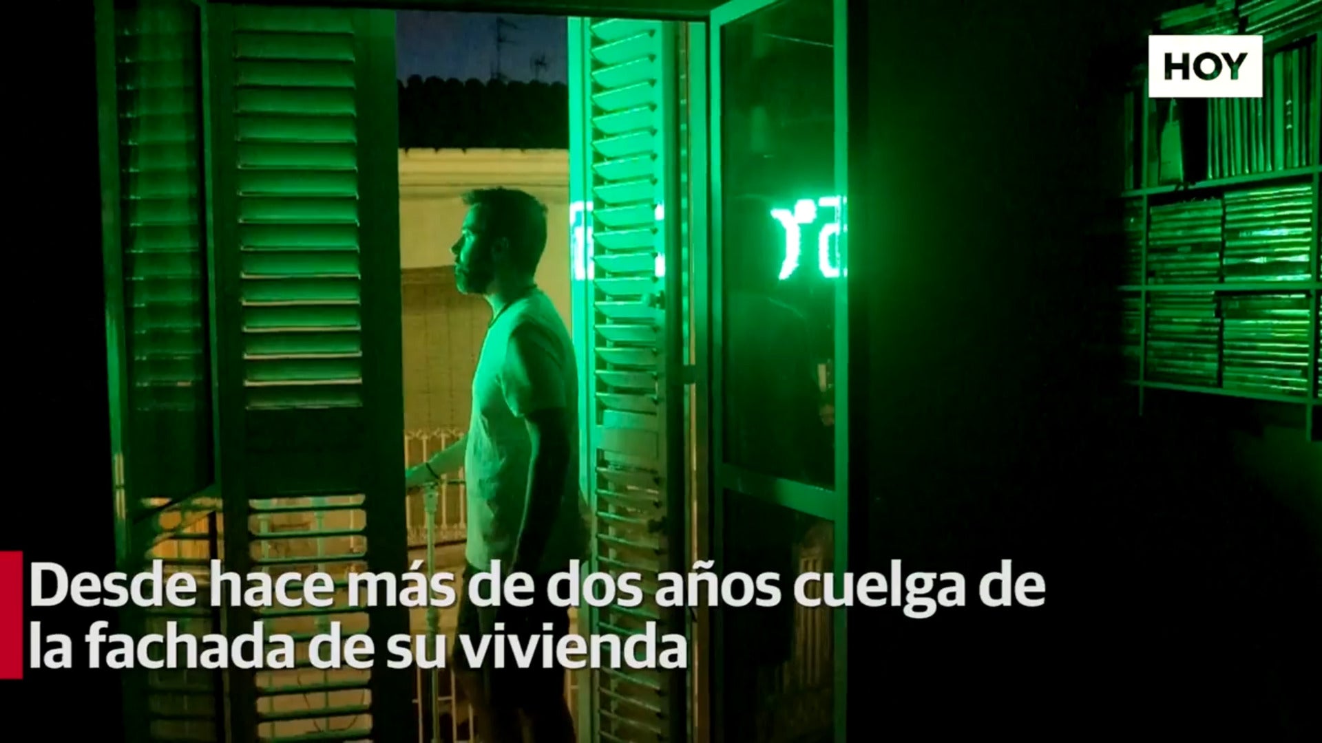 ​Un luminoso junto al balcón ​las 24 horas del día