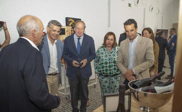 Juan Antonio González, Álvaro Rodríguez Guitart, Mar Domínguez y Ricardo Cabezas visitan el stand de bodegas López Morenas.