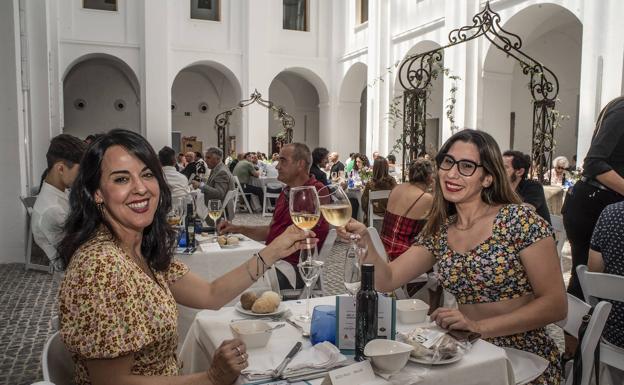 Los brindis se realizaron con vinos de la provincia.