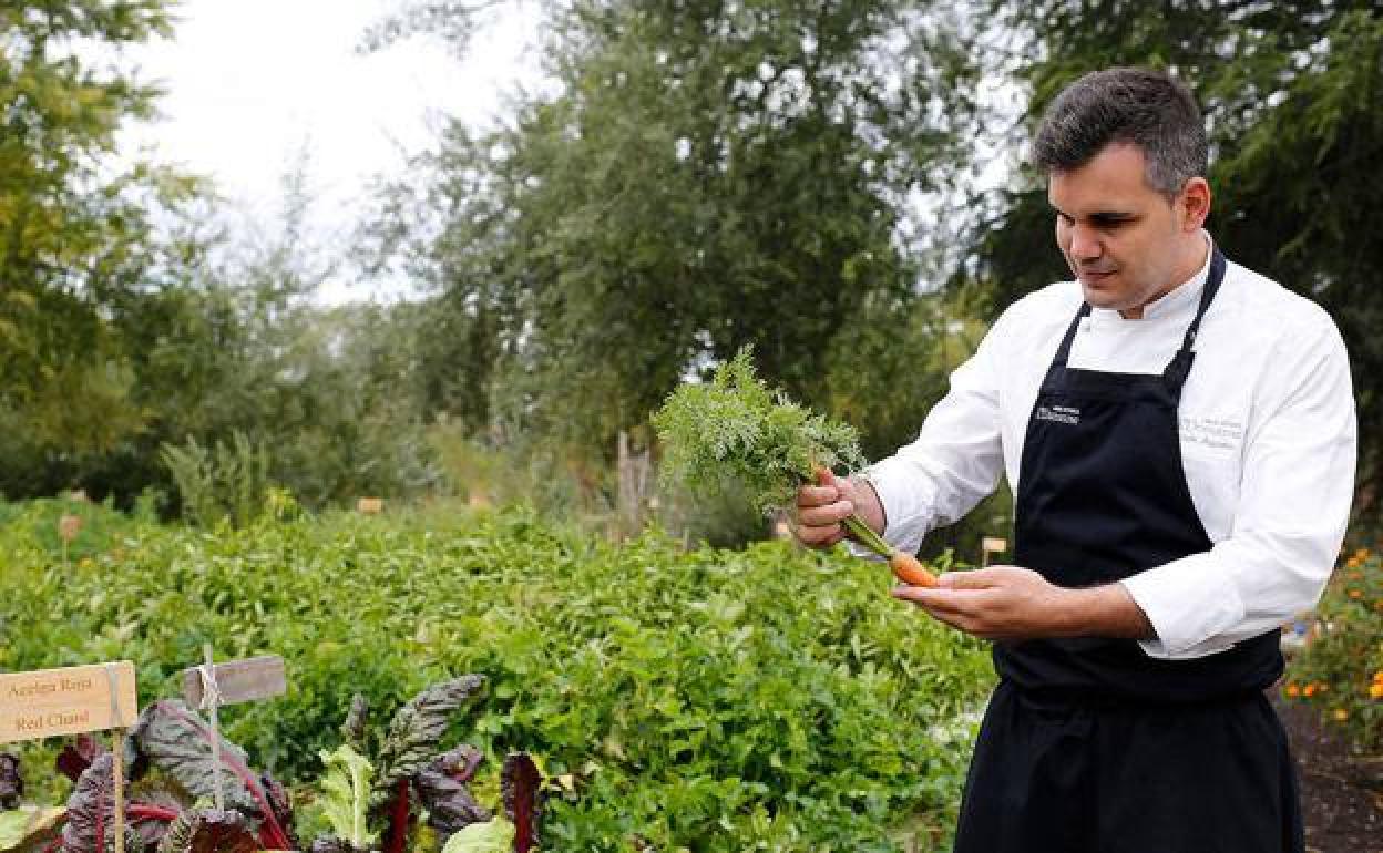 Marc Segarra, en la huerta de su restaurante. 