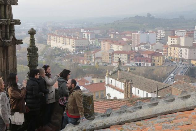 En los tejados de la Catedral. Si existió el Ícaro placentino, está es la vista que contempló antes de emprender el vuelo que acabó con su vida. (Foto Diario HOY)