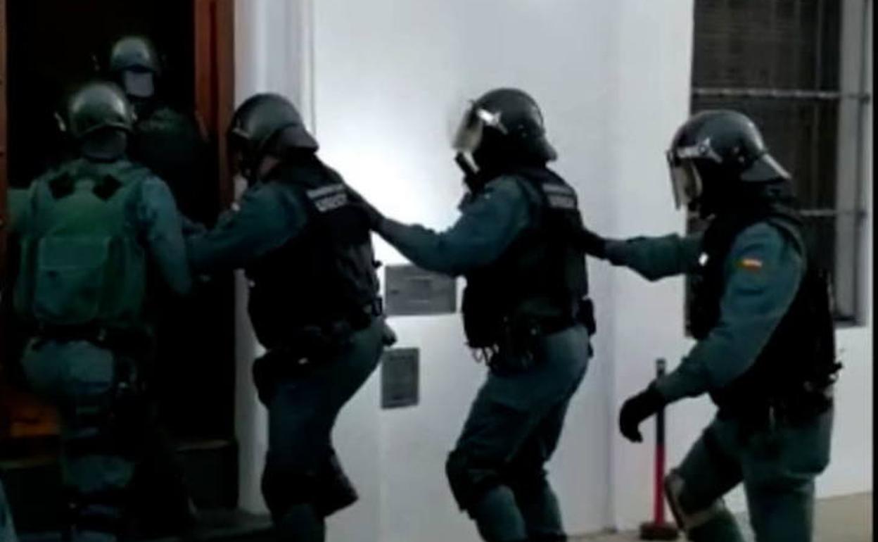 Los agentes de la Guardia Civil entran en uno de los domicilios registrados.