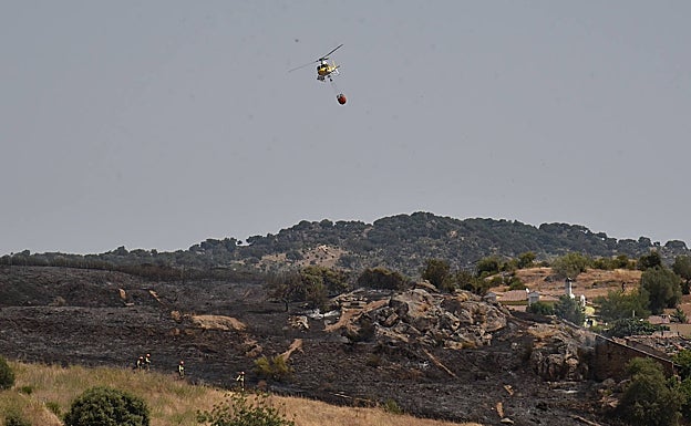 Medios terrestres y aéreos han colaborado en la extinción del fuego. 