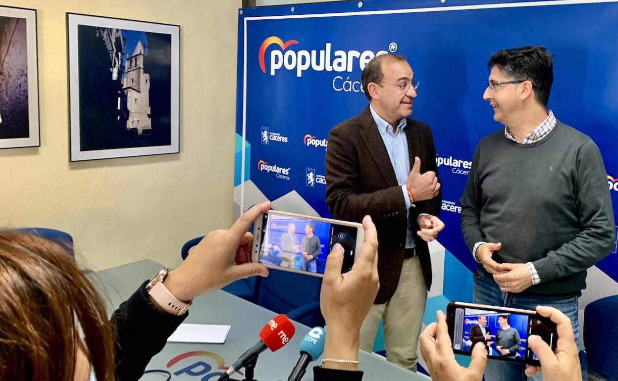 Rafael Mateos, a la izquierda, junto al concejal popular, Víctor Bazo. 
