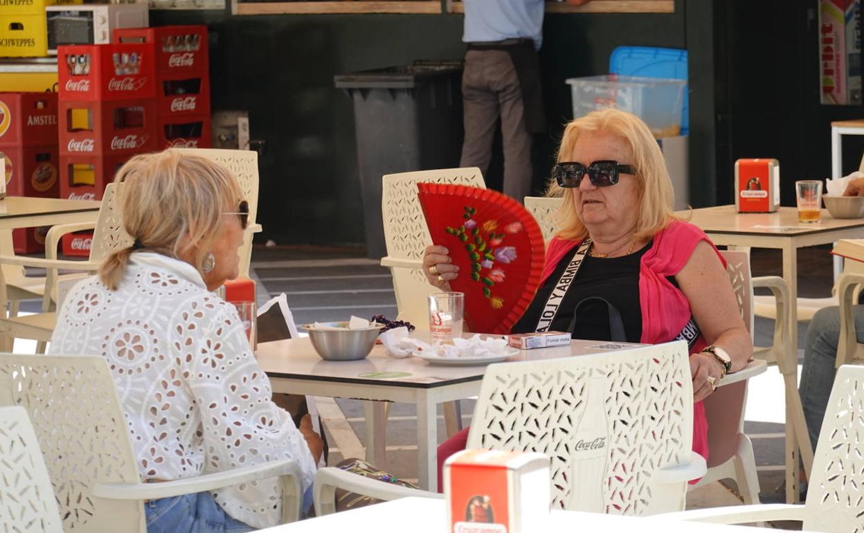 Clientes abanicándose en una terraza de Badajoz.