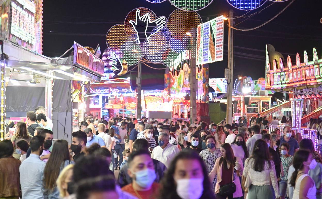 Gente paseando por el ferial de Badajoz el año pasado.