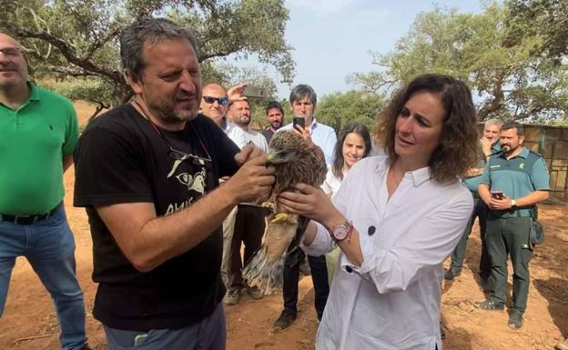 La consejera OIga García ha estado presente en la liberación de milanos reales este lunes en Valencia del Mombuey. 