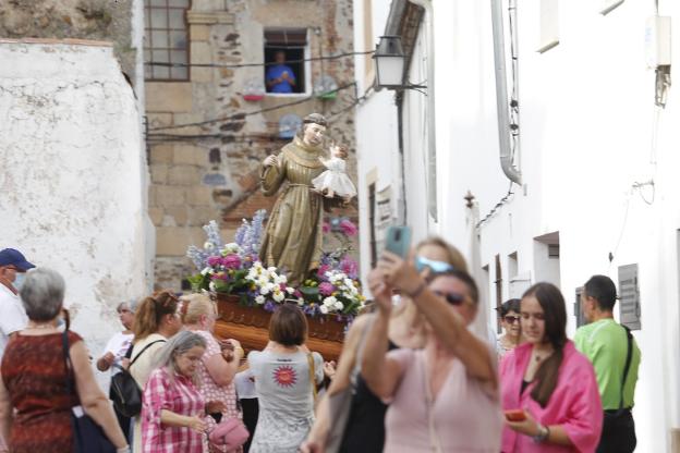 Un momento de la procesión de San Antonio, ayer por la tarde. 