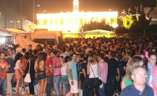 Jóvenes hacen botellón junto al recino ferial durante San Juan. 