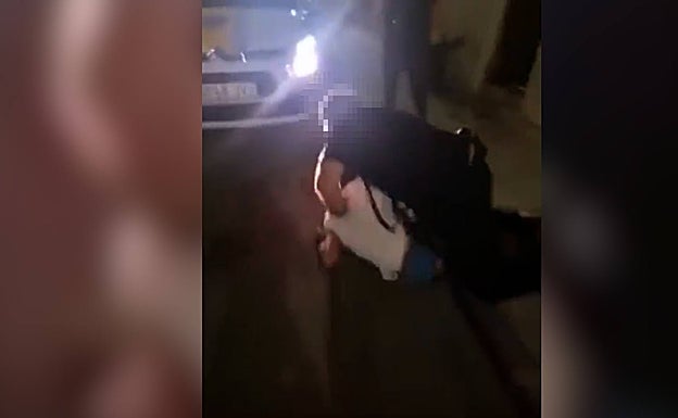 Imagen del vídeo en el que se ve la detención en Badajoz. 
