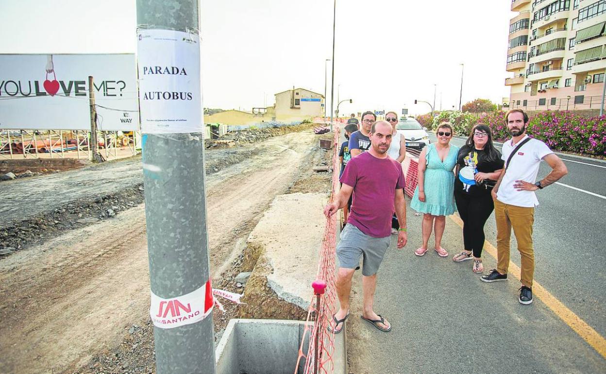 Vecinos del Junquillo en la parada provisional de la N-521, desplazada por las obras del Way. 