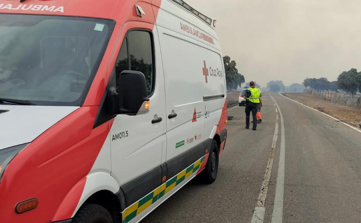 Ambulancia de CruZ Roja despalazada al lugar del incendio.