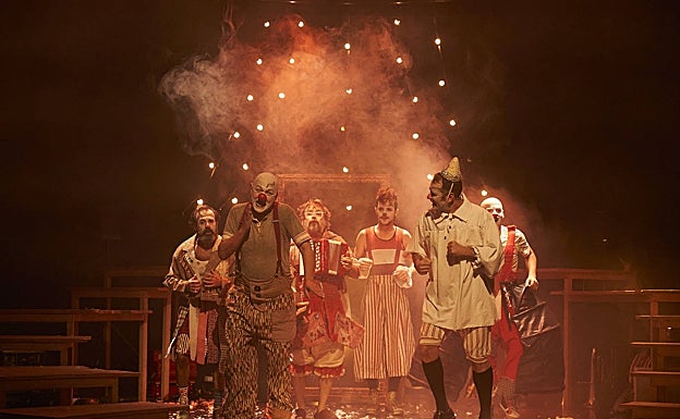 Escena de la obra 'El diablo cojuelo' en versión de Juan Mayorga. HOY