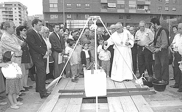 Imagen. Monseñor Montero coloca la primera piedra de la Parroquia del Perpetuo Socorro de Badajoz.