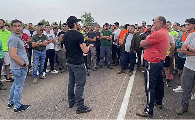 Huelguistas en la carretera de Badajoz a Olivenza, en el entorno de la finca La Adelantada. 