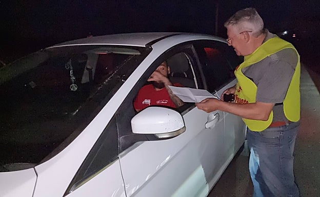 Un sindicalista entrega una octavilla a un trabajador de El Escobar, en Mérida, poco antes de las siete de la mañana. 