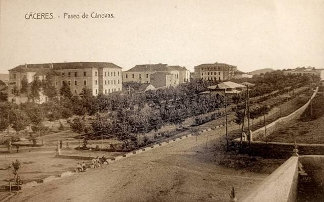 Año 1920. Imagen de Cánovas. La calle de la derecha es la actual avenida de Clara Campoamor. En la esquina de la cerca está ahora el edificio con la redacción del Diario HOY.