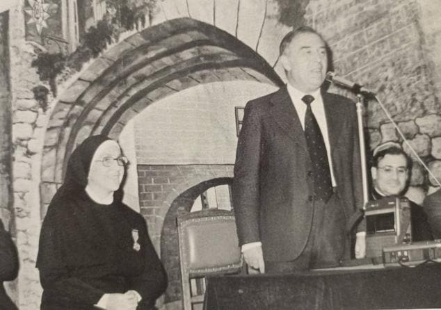 -El 23 de abril de 1980 el alcalde de Cáceres, Luis González Cascos, entregó la medalla de oro de la ciudad a las Hermanitas de los Pobres.