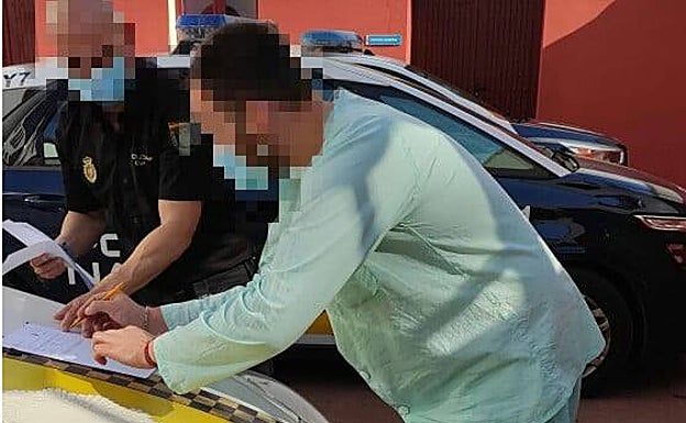 El detenido tras ser conducido a la comisaría de la Policía Nacional.