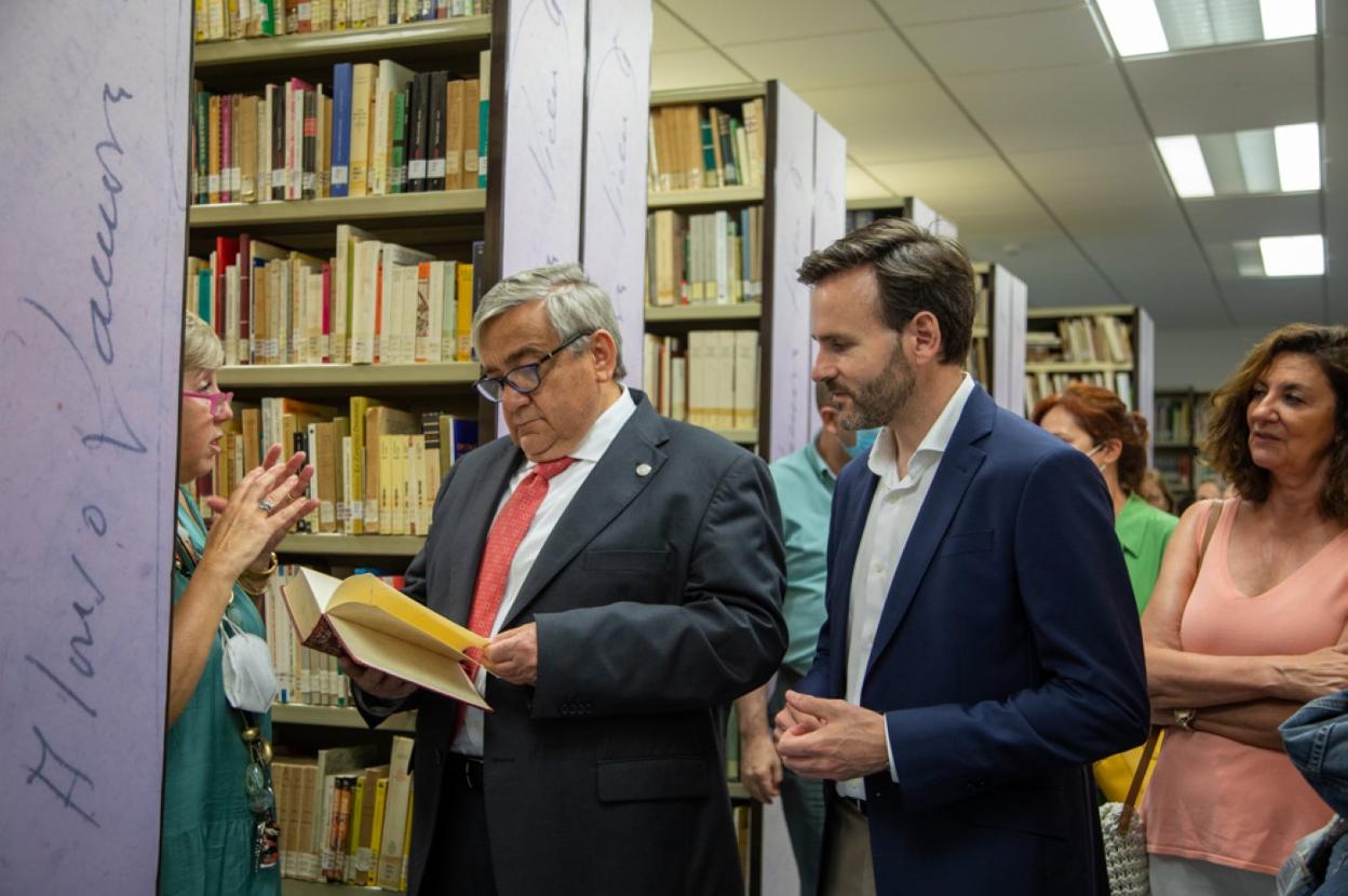 Visita institucional ayer al espacio donde se ubican los fondos. 