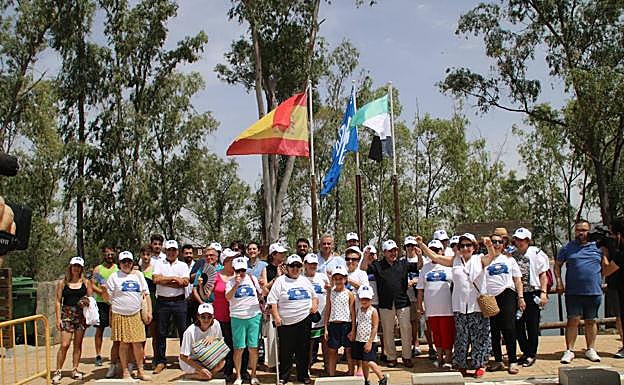 Izado de la bandera azul en la playa de Campanario.
