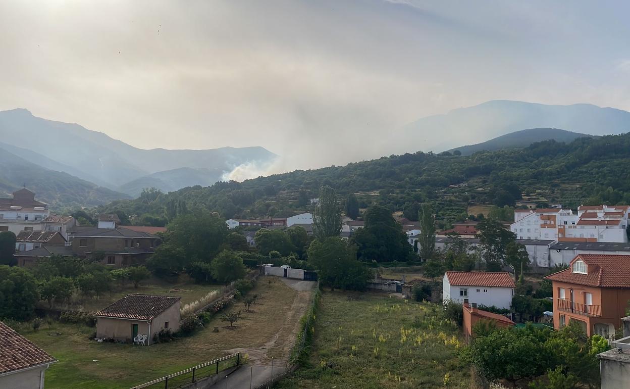 El humo es visible desde Hervás.