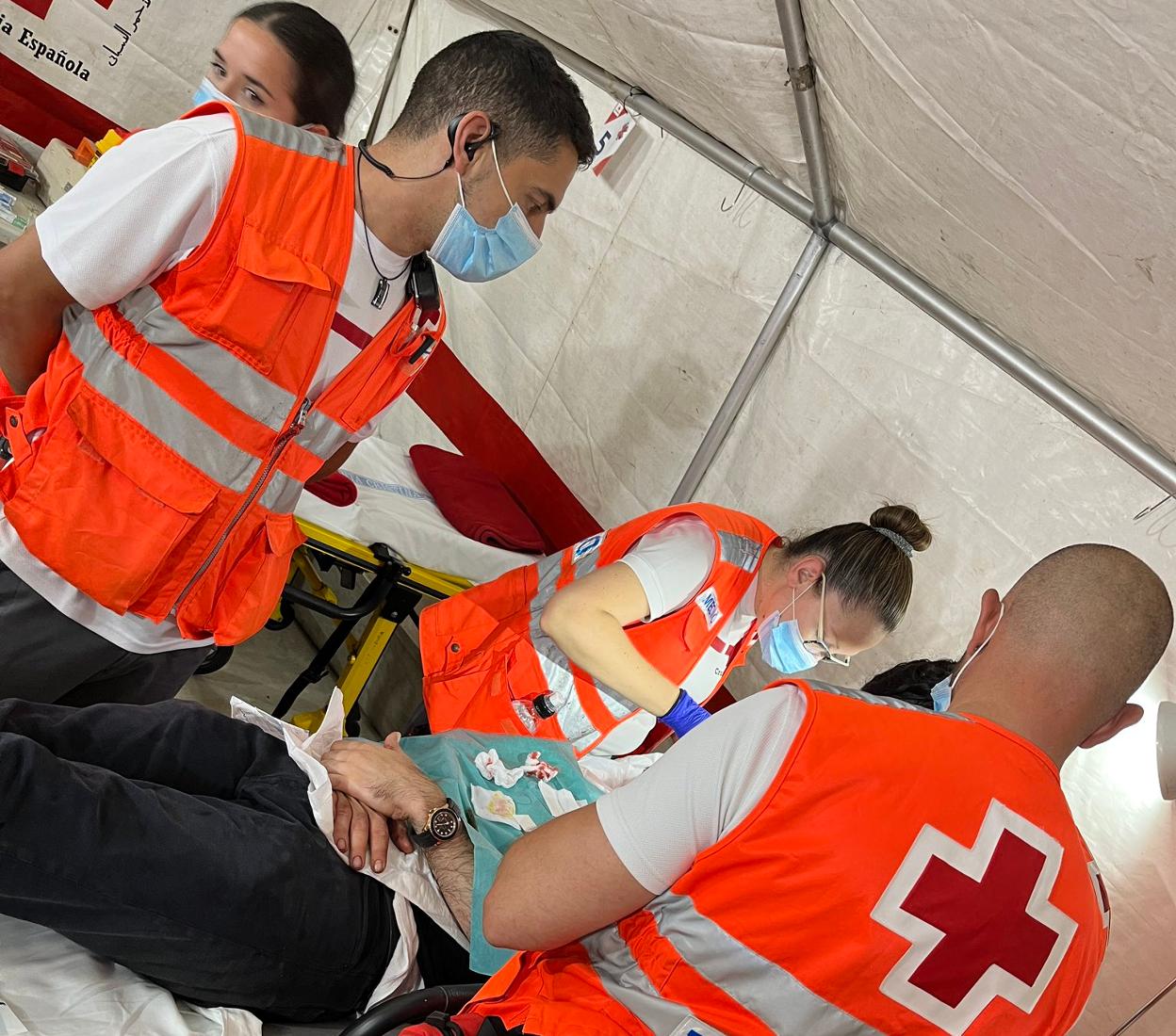 Efectivos de Cruz Roja atienden a un hombre durante la noche del sábado en Badajoz.