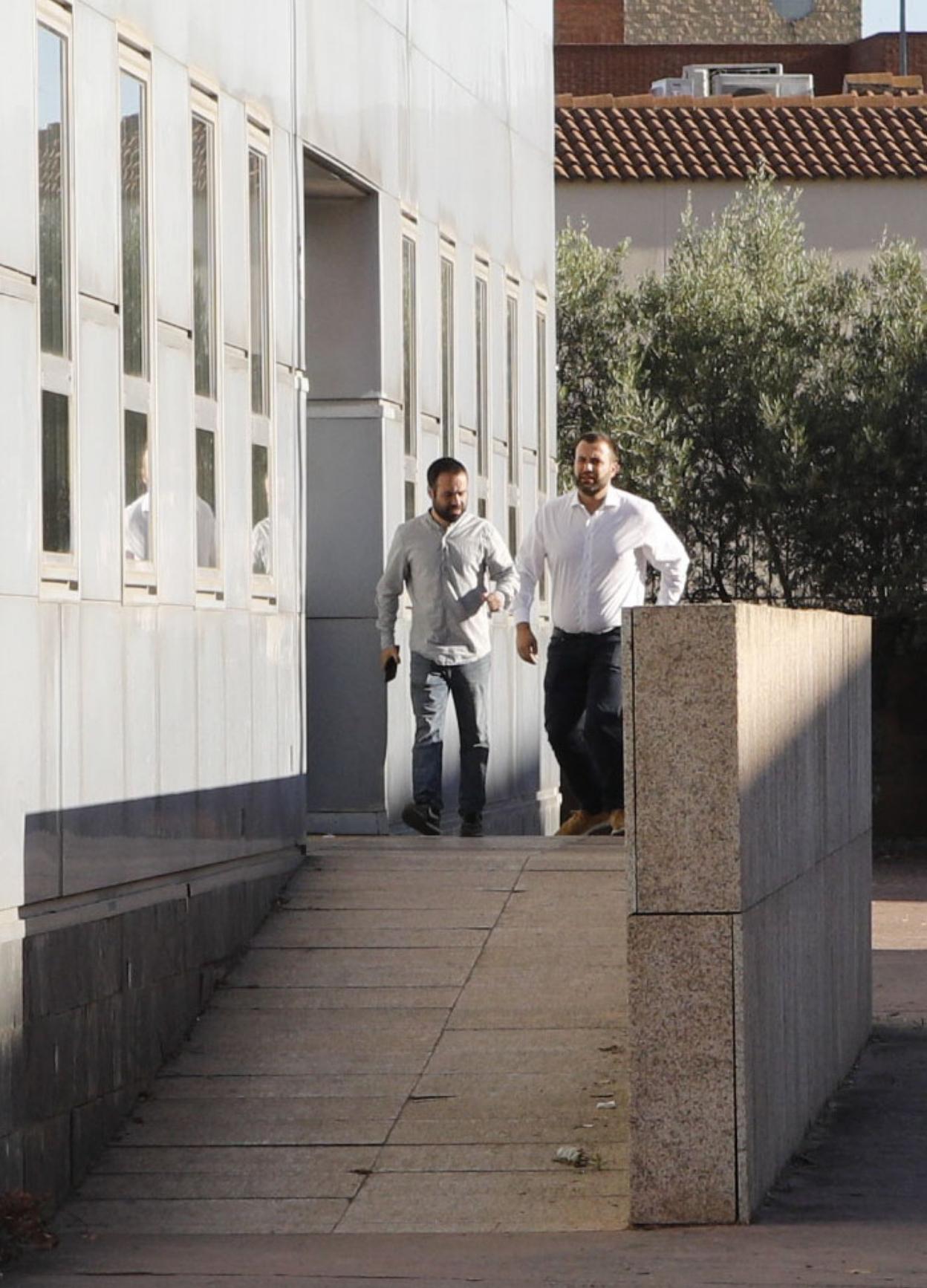 Luis Salaya (d) entró por un lateral del Palacio de Justicia. 